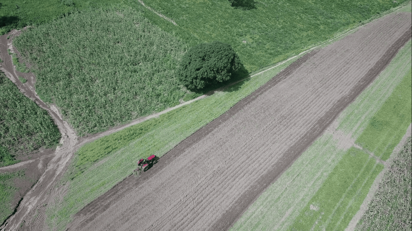 Drone survolant un champ